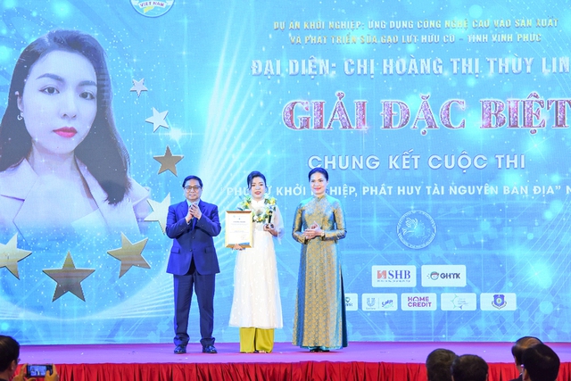 Thủ tướng Phạm Minh Chính và Chủ tịch Hội LHPN Việt Nam Hà Thị Nga trao giải cao nhất Cuộc thi cho chị Hoàng Thị Thùy Linh (Vĩnh Phúc) với Dự án Ứng dụng công nghệ cao vào sản xuất và phát triển sữa gạo lứt hữu cơ.