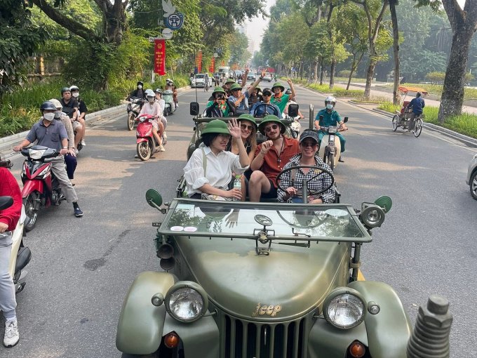 Khách ngắm đường phố Hà Nội bằng xe jeep. Ảnh: Hanoi Jeep Tour