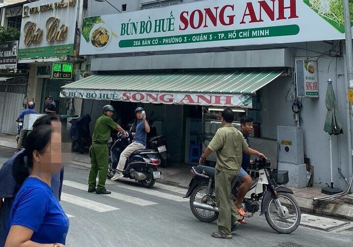 Hiện trường nơi người đàn ông nghi ngáo đá cầm dao đuổi đâm người đi đường.