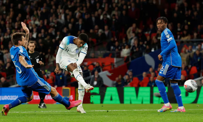 Rashford sút căng giúp Anh dẫn ngược Italy 2-1. Ảnh: Guardian