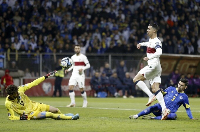 Ronaldo nâng tỷ số lên 2-0 trong trận thắng Bosnia 5-0 ngày 17/10. Ảnh: EPA