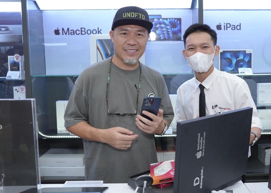 Nhạc sĩ Huy Tuấn Trade-in iPhone 15 Pro Max tại Di Động Việt ảnh 2