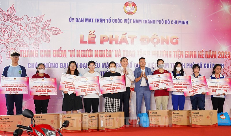 Đồng chí Dương Anh Đức cùng đại biểu tặng quà, kinh phí hỗ trợ cho sinh viên học giỏi, vượt khó.