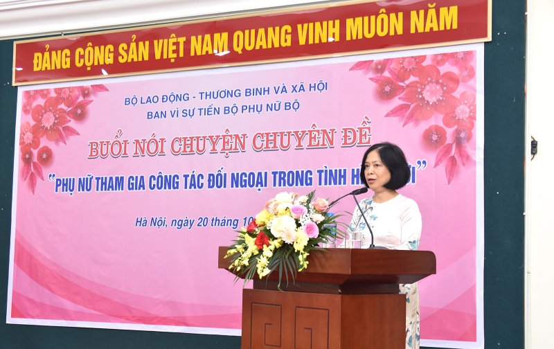 Đại sứ Nguyễn Thị Bích Huệ trao đổi về chuyên đề “Phụ nữ tham gia công tác đối ngoại trong tình hình mới”