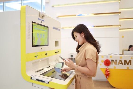 Khách hàng trải nghiệm điểm giao dịch số tự động ONEBANK ảnh 1