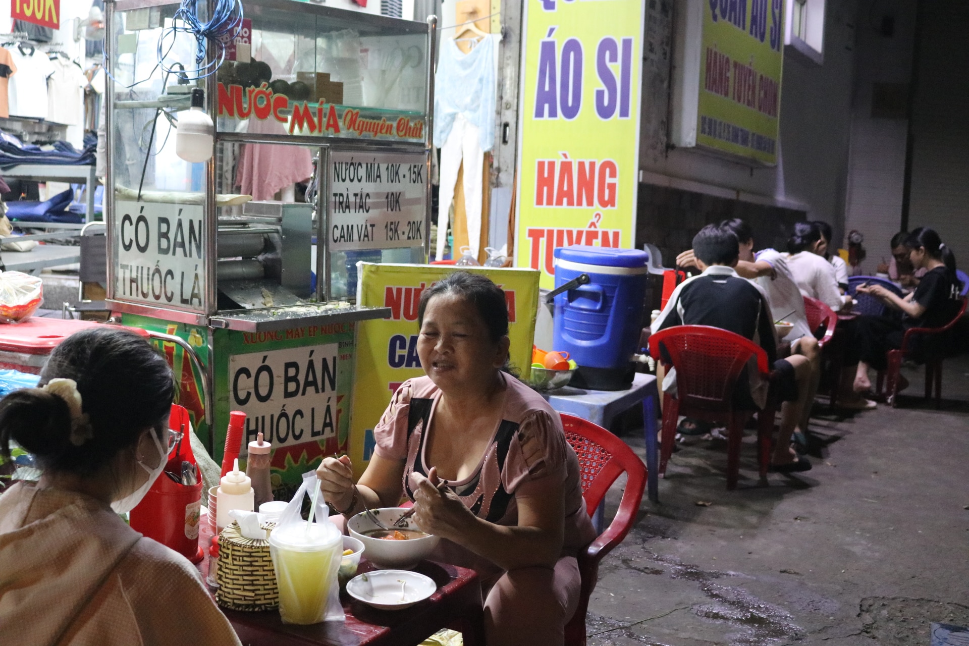 Bà cụ tần tảo bán bún riêu nuôi ba người cháu   - Ảnh 4.