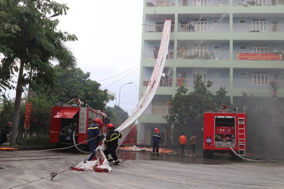 Dùng máng trượt cứu nạn nhân nguy kịch kẹt trong chung cư ảnh 5