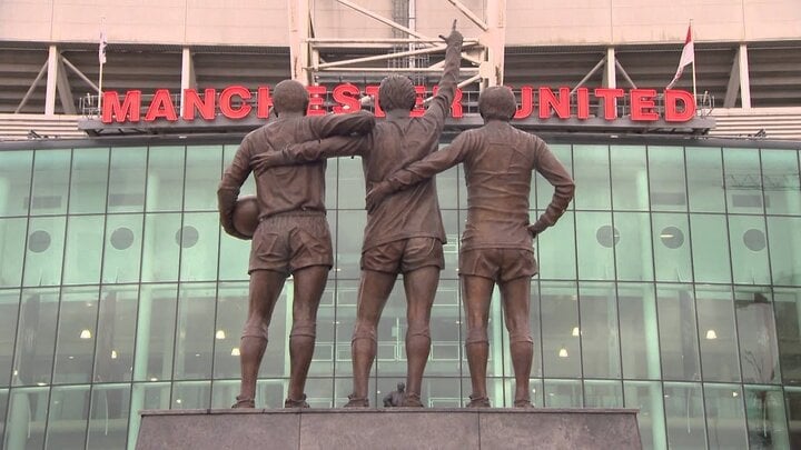 Bức tượng United Trinity của Dennis Law, Bobby Charlton và George Best bên ngoài sân Old Trafford.