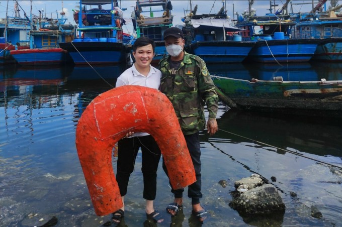 Phao cứu hộ được nhóm thử nghiệm tại cảng cá để tìm hiểu nhu cầu ngư dân. Ảnh: NVCC