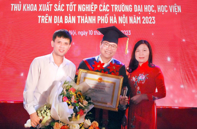 Thầy, cô trong ban giám hiệu trường THCS Đô Thị Việt Hưng tới chúc mừng anh Cẩn trong lễ vinh danh thủ khoa hôm 10/10 tại Văn Miếu Quốc Tử Giám. Ảnh: Nhân vật cung cấp