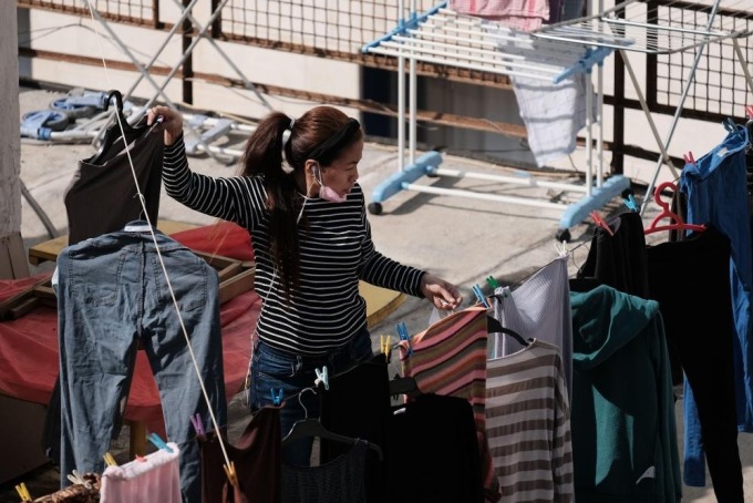 Công nhân nhập cư người Philippines phơi quần áo trên nóc một tòa nhà ở Tây Jerusalem, Israel, ngày 7/2/2021. Ảnh: Guardian