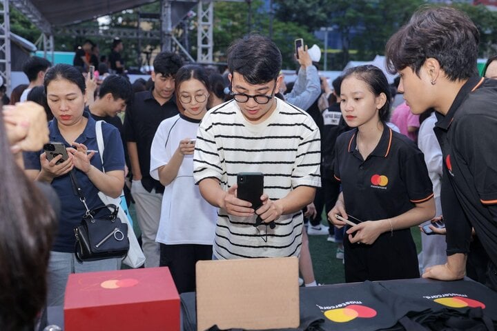 Thanh Hoàn cùng nhiều bạn trẻ tham gia tìm hiểu về an toàn và bảo mật trong thanh toán số tại gian hàng Mastercard, Sóng Festival 2023.