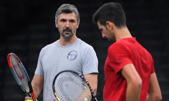 HLV Goran Ivanisevic (trái) giúp Djokovic cải thiện đáng kể khả năng giao bóng cũng như các cú quả khác. Ảnh: AP