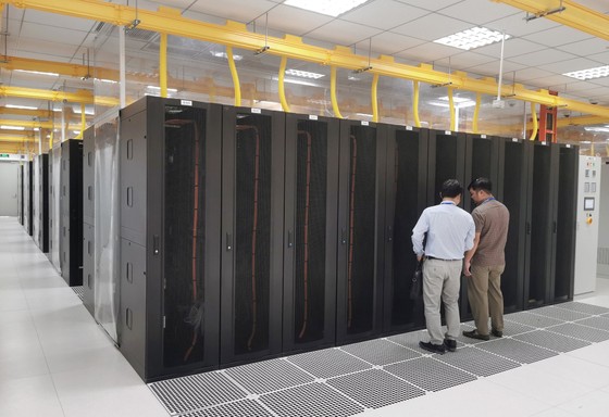 Một phần hệ thống sàn, khu vực đặt các tủ racks của IDC Hòa Lạc ảnh 2