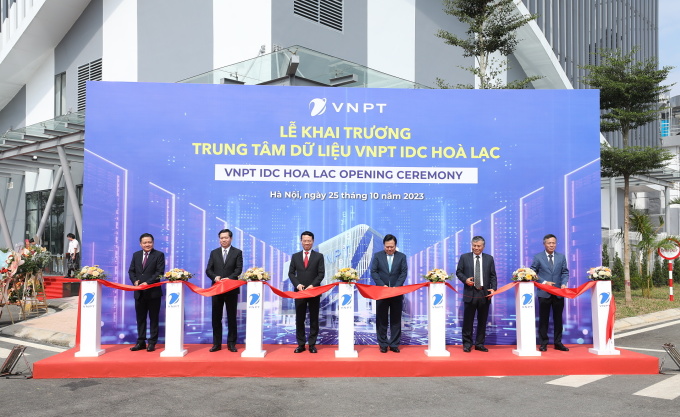 Các đại biểu thực hiện nghi thức khai trương VNPT IDC Hòa Lạc. Ảnh: VNPT