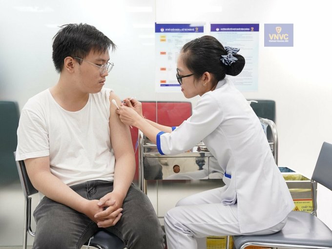 Nam giới rất cần tiêm chủng vaccine để bảo vệ mình, phòng lây nhiễm bệnh cho bạn đời và con cái. Ảnh: Mộc Thảo