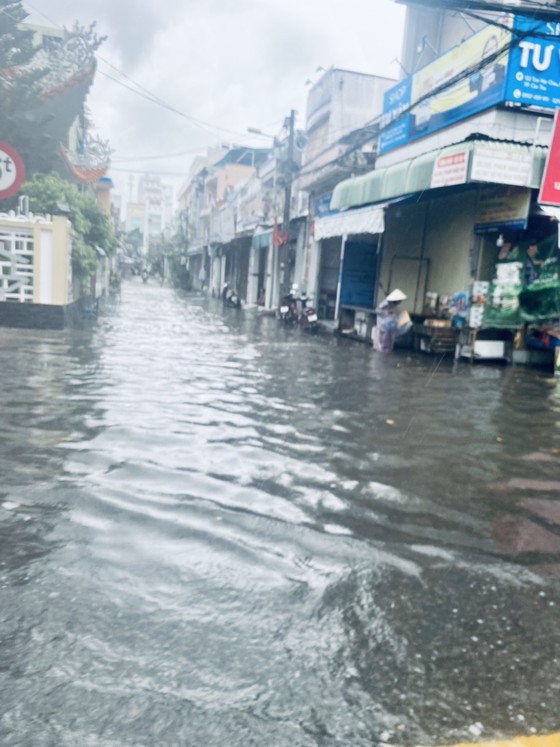 Một con hẻm nối đường Cách Mạng Tháng Tám và đường Trần Việt Châu bị ngập nặng chiều 26-10 ảnh 1