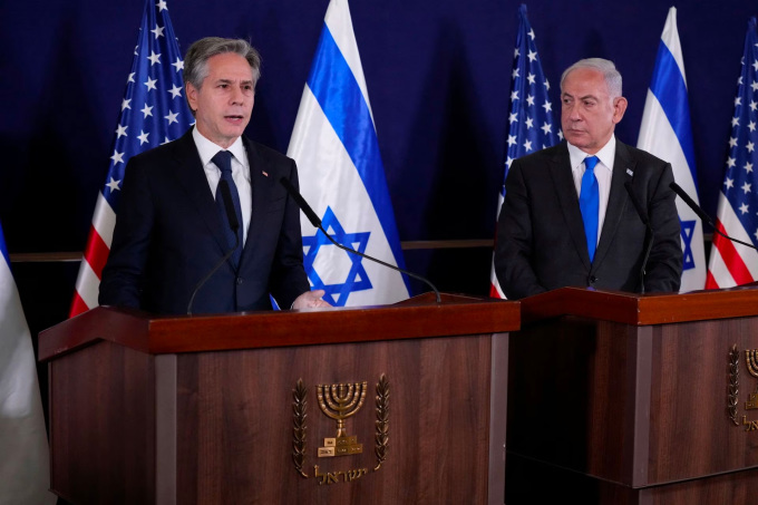 Ngoại trưởng Mỹ Antony Blinken (trái) và Thủ tướng Israel Benjamin Netanyahu tại Tel Aviv, Israel ngày 12/10. Ảnh: Reuters