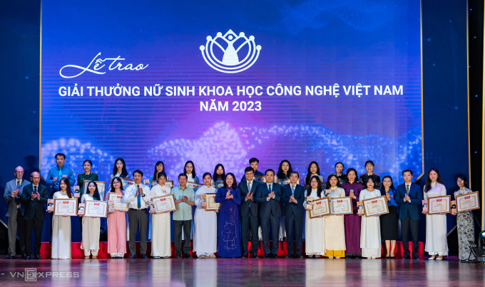 Các nữ sinh tiêu biểu nhận giải thưởng Nữ sinh Khoa học công nghệ Việt Nam. Ảnh:Tùng Đinh