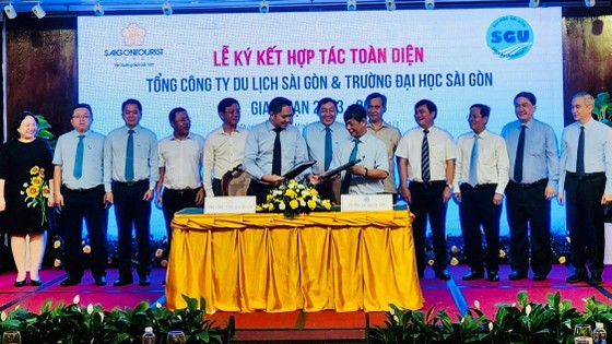 Ông Phạm Huy Bình, Chủ tịch Hội đồng Thành viên Saigontourist Group và PGS.TS Phạm Hoàng Quân cùng trao biên bản ký kết hợp tác ảnh 2