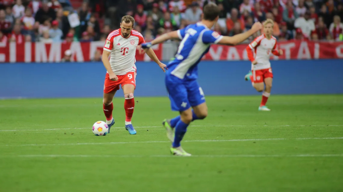 Kane lốp bóng ghi bàn từ giữa sân trong trận Bayern - Darmstadt tối 28/10, trên sân Allianz Arena. Ảnh: Imago