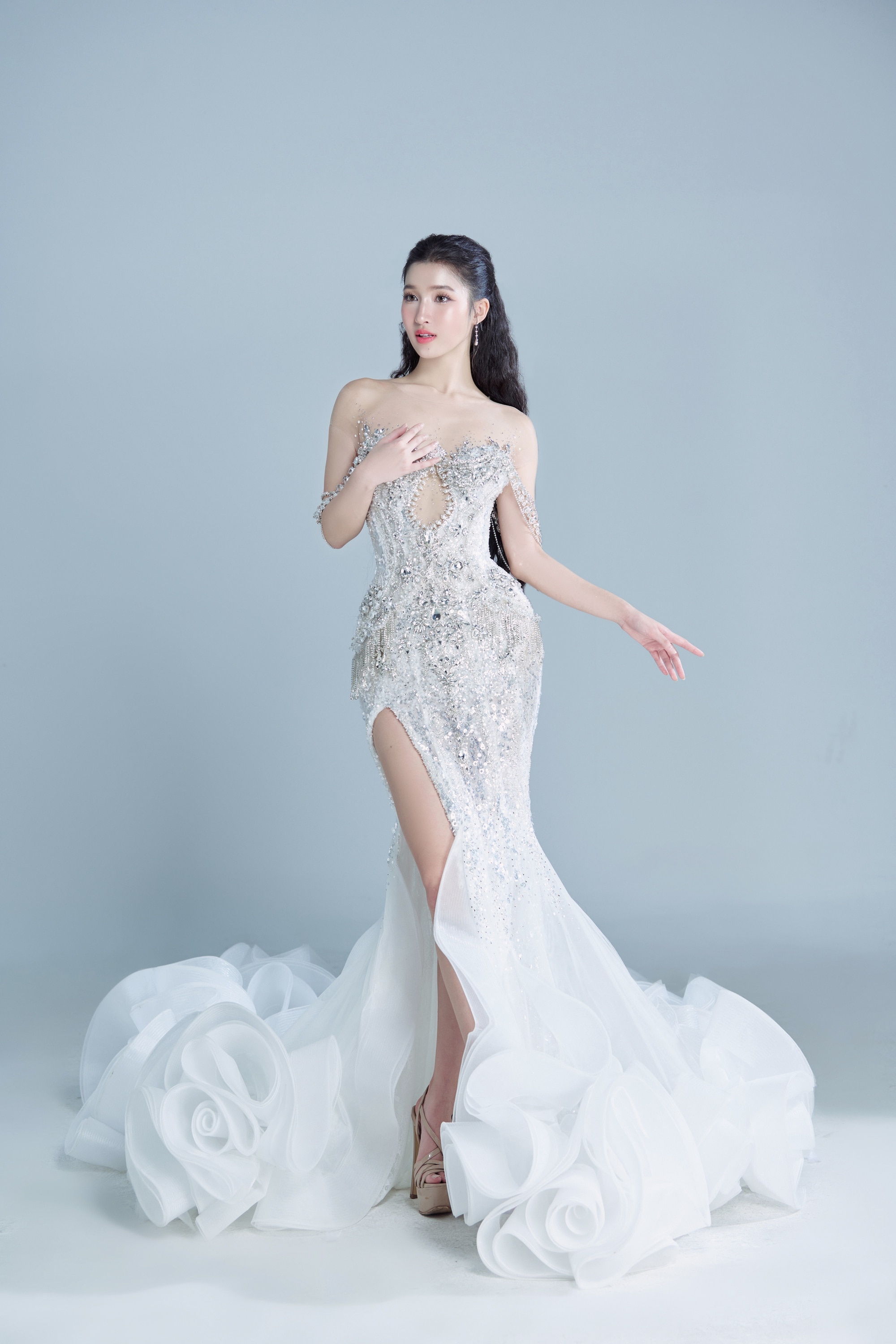 Ngơ ngẩn ngắm Phương Nhi &quot;lên đồ&quot; trắng muốt cho đêm chung kết Miss International 2023 - Ảnh 7.