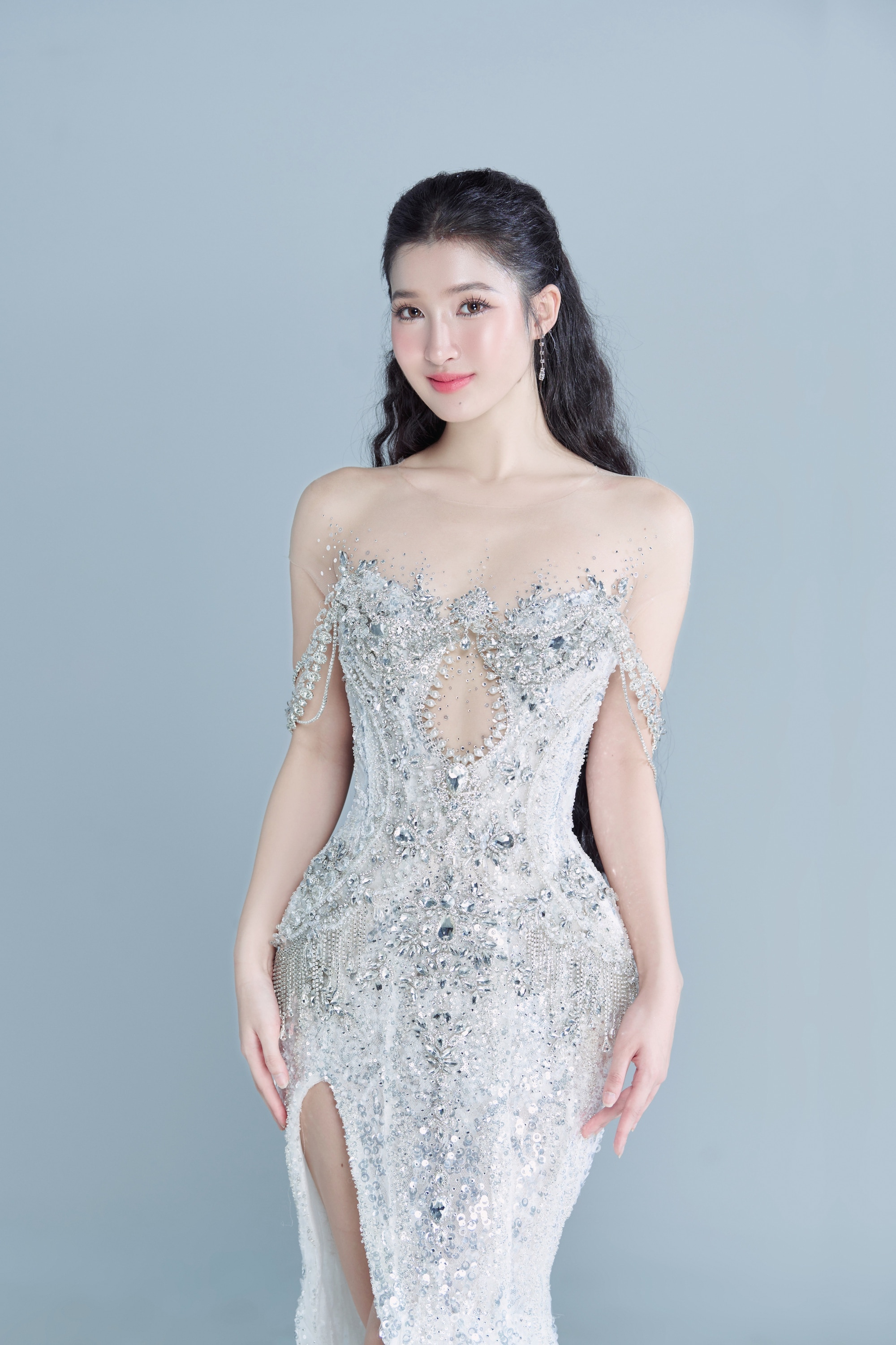 Ngơ ngẩn ngắm Phương Nhi &quot;lên đồ&quot; trắng muốt cho đêm chung kết Miss International 2023 - Ảnh 11.