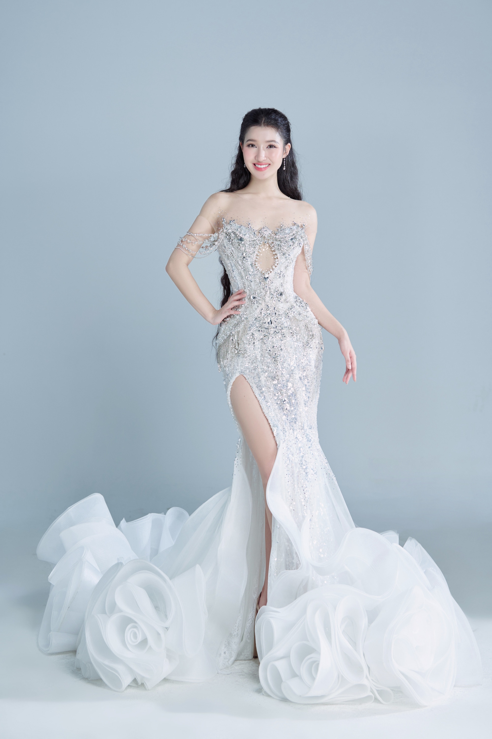 Ngơ ngẩn ngắm Phương Nhi &quot;lên đồ&quot; trắng muốt cho đêm chung kết Miss International 2023 - Ảnh 12.