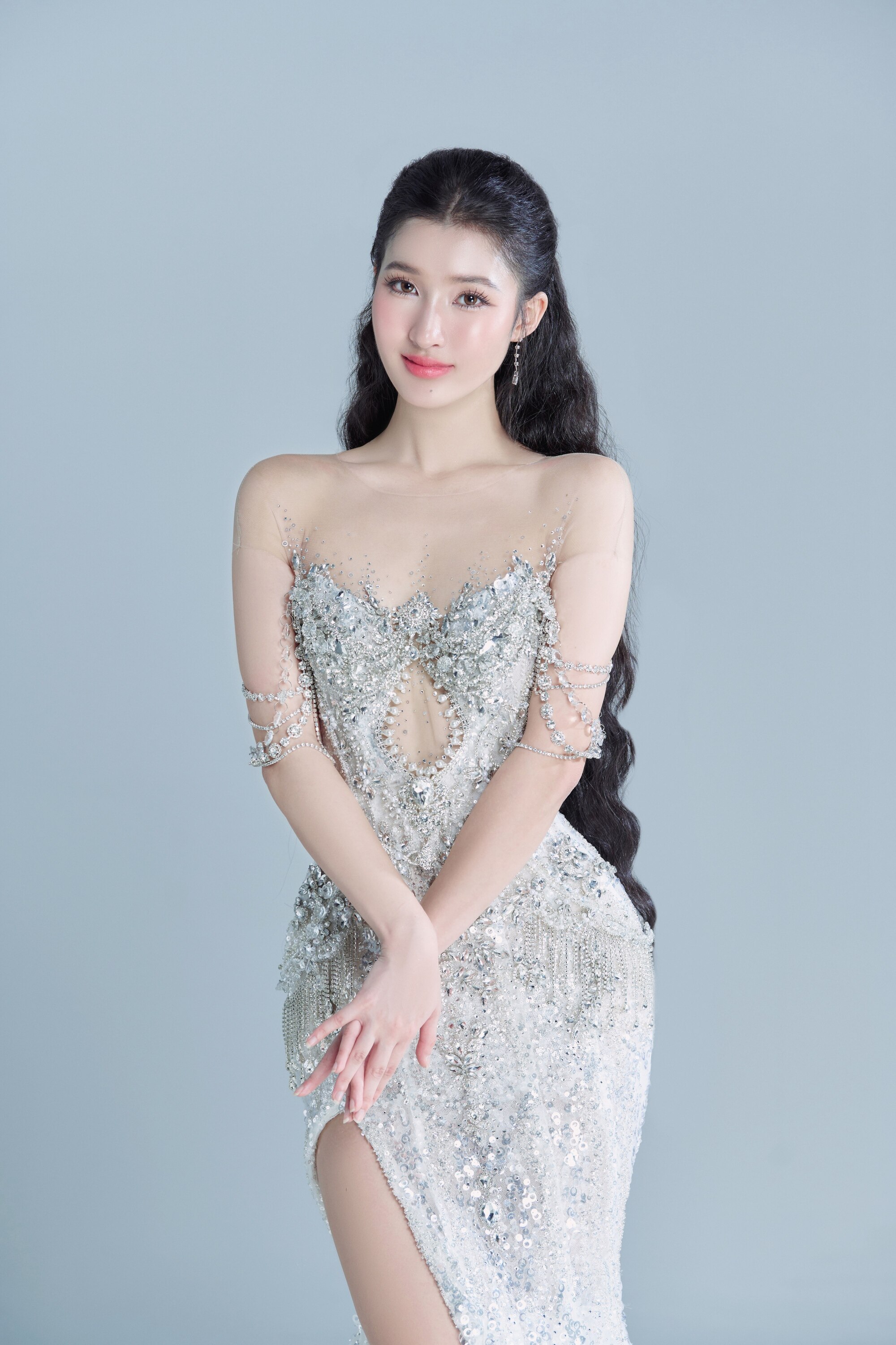 Ngơ ngẩn ngắm Phương Nhi &quot;lên đồ&quot; trắng muốt cho đêm chung kết Miss International 2023 - Ảnh 14.