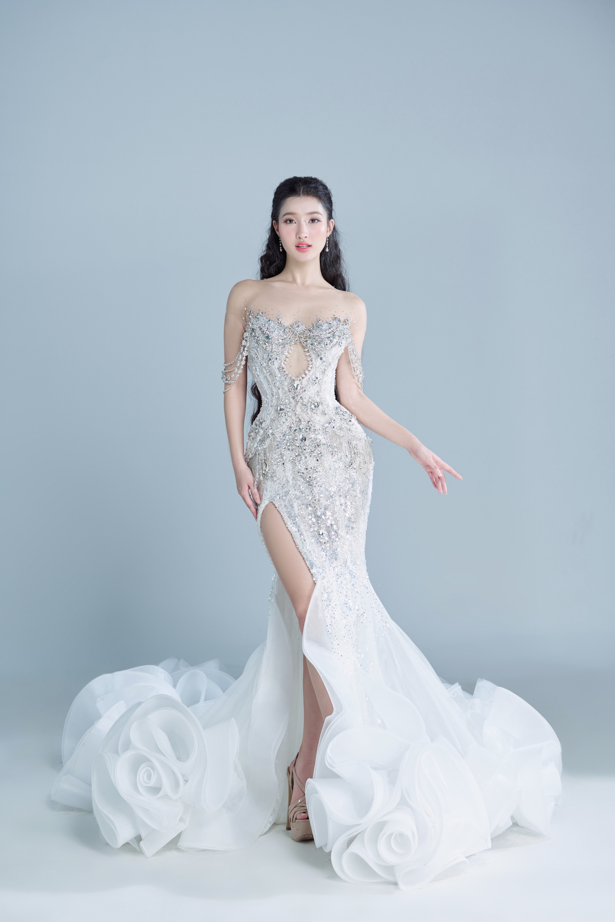 Ngơ ngẩn ngắm Phương Nhi &quot;lên đồ&quot; trắng muốt cho đêm chung kết Miss International 2023 - Ảnh 13.