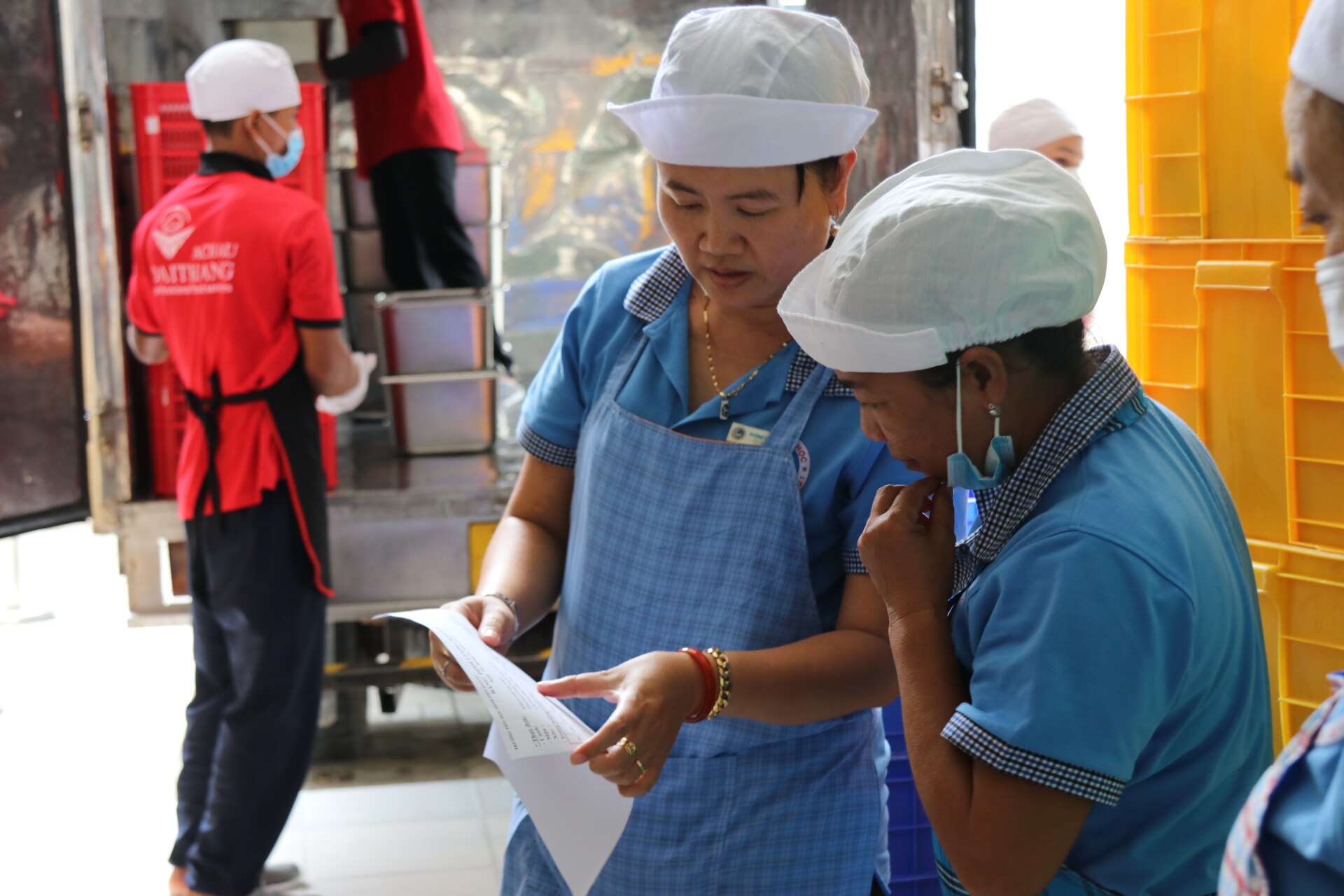 Suất ăn bán trú khi giao tới trường phải cân ký - Ảnh 3.