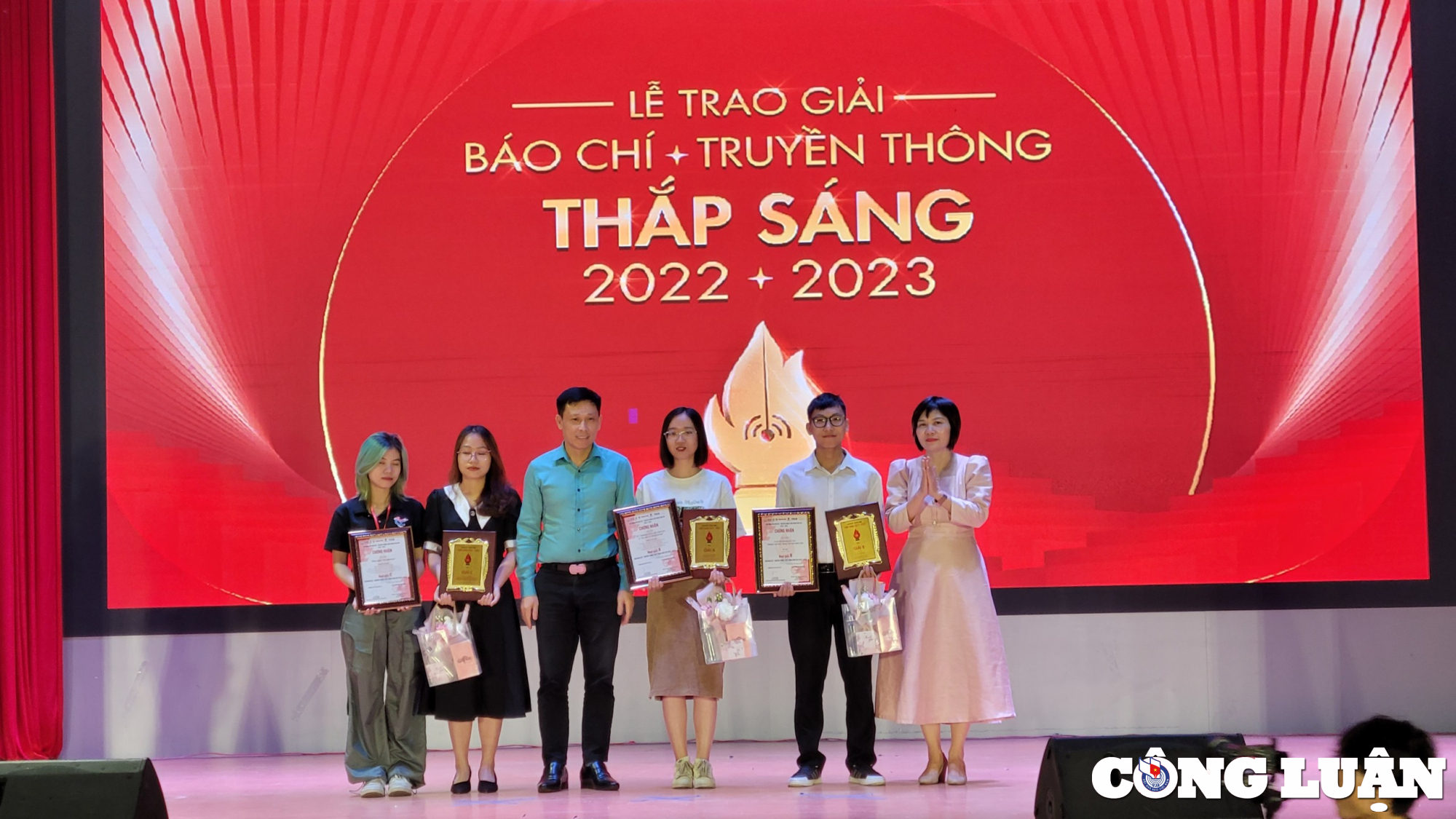 le trao giai bao chi  truyen thong thap sang  fire up 2022  2023 hinh 2