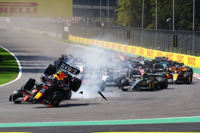 Chiếc RB 19 của Perez bị Leclerc hất văng và lao thẳng ra ngoài đường đua ngay Turn 1 vòng đầu Grand Prix Mexico 2023. Ảnh: F1