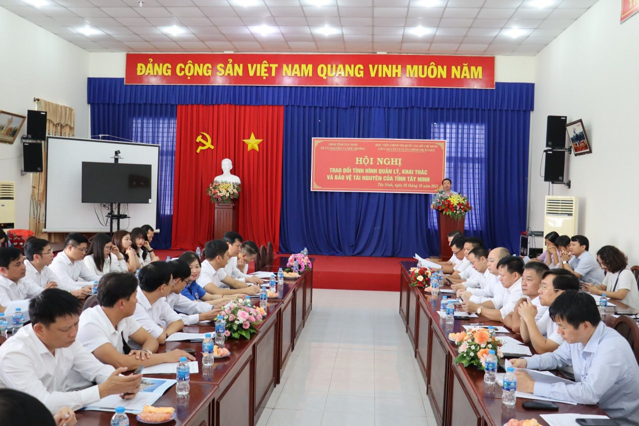 trao hoc bong cho hoc sinh ngheo vuot kho tai tay ninh hinh 2