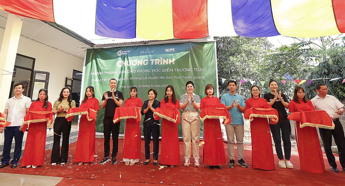 Đại diện Tập đoàn Phạm Kim, quỹ Hy vọng và chính quyền địa phương cắt băng khánh thành phòng học mới sáng 30/10. Ảnh: P.K