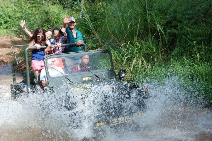 Trải nghiệm xe jeep ở làng Cù Lần - điểm cách Đà Lạt khoảng 22 km. Ảnh: Triphunter