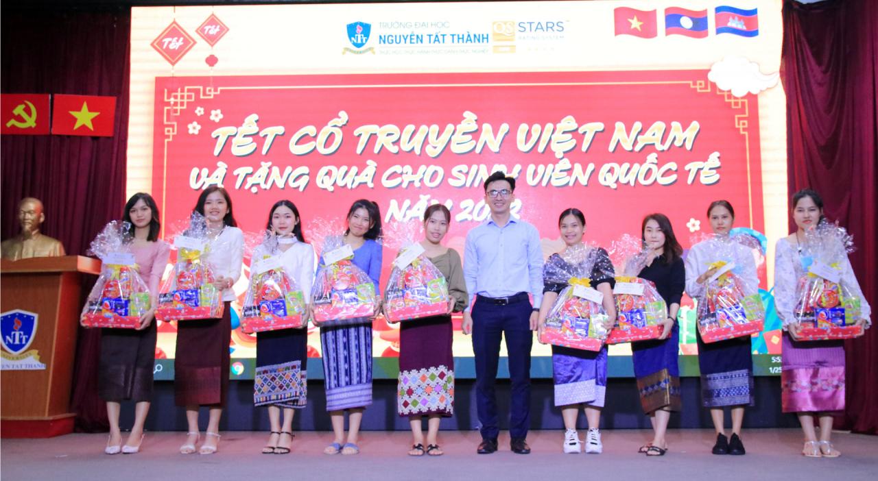 Vun trồng tình hữu nghị bằng tấm lòng người Việt - Bài 1: Những người tình nguyện gieo trồng