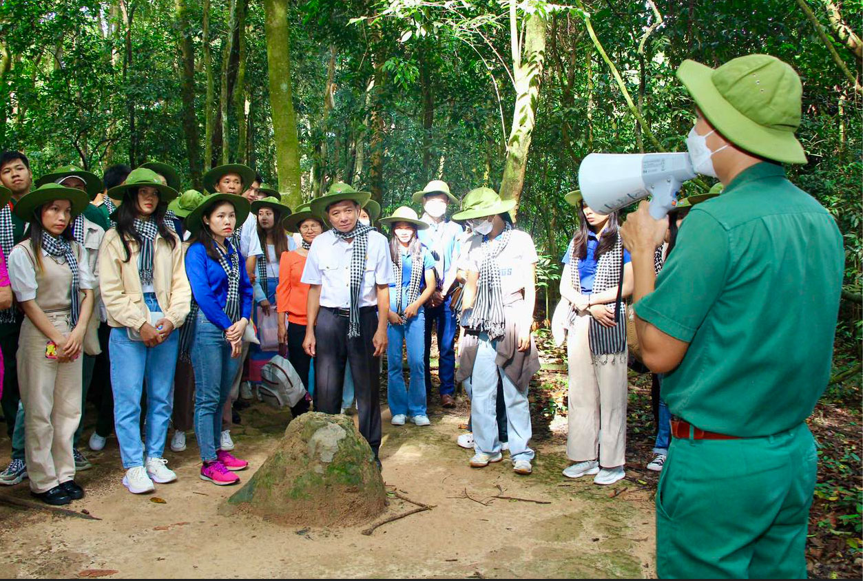 Vun trồng tình hữu nghị bằng tấm lòng người Việt - Bài 1: Những người tình nguyện gieo trồng