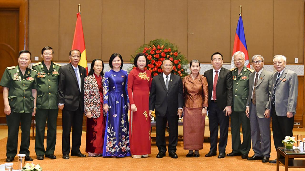 Vun trồng tình hữu nghị bằng tấm lòng người Việt - Bài 1: Những người tình nguyện gieo trồng