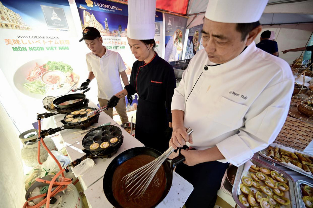 Đổ bánh khọt tại công viên Yoyogi, Tokyo, Nhật Bản sáng 7-10 - Ảnh: QUANG ĐỊNH