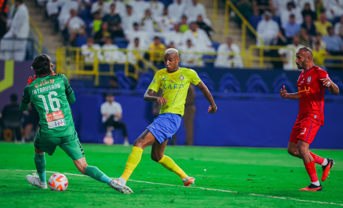 Talisca (áo vàng) nâng tỷ số lên 2-0 cho Al Nassr trong trận tiếp Abha tối 6/10. Ảnh: Al Nassr