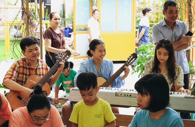 Một buổi trị liệu bằng âm nhạc cho trẻ bại não tại Hà Nội, dịp trung thu vừa qua. Ảnh minh hoạ