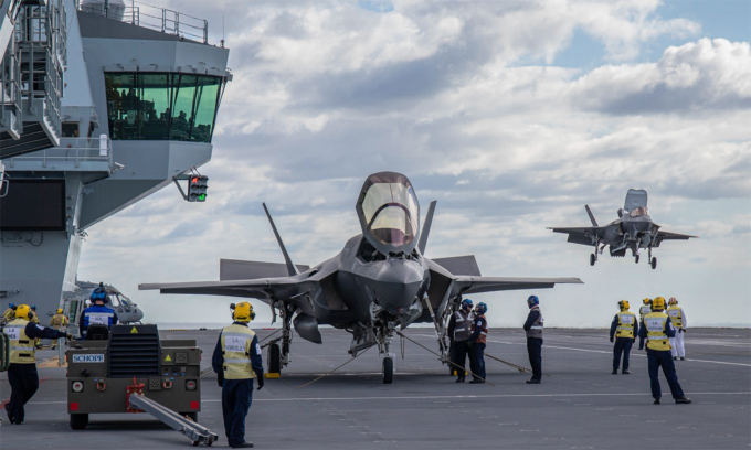 Tiêm kích F-35B Anh hạ cánh trên tàu sân bay HMS Queen Elizabeth tháng 10/2019. Ảnh: RAF