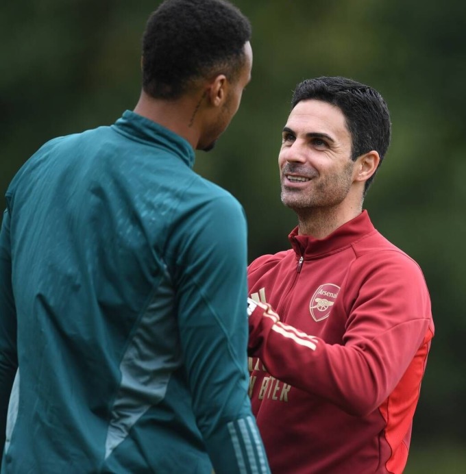 HLV Arteta trao đổi với hậu vệ Gabriel trong buổi tập tại Colney sáng 2/10. Ảnh: arsenal.com