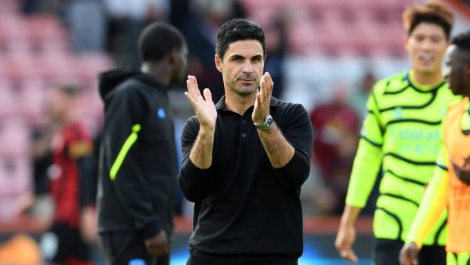 Arteta vỗ tay cảm ơn người hâm mộ Arsenal trên sân Vitality sau trận thắng chủ nhà Bournemouth 4-0 ở vòng 7 Ngoại hạng Anh ngày 30/9. Ảnh: arsenal.com