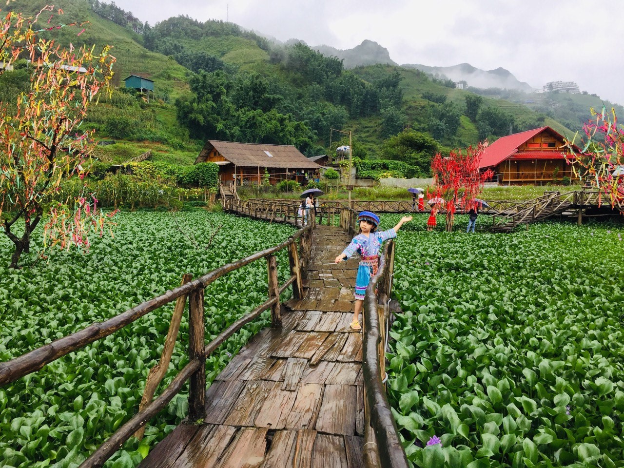 Du khách nhí trong trang phục bé gái H'mông chụp hình check-in.