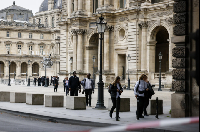 Mọi người rời khỏi bảo tàng Louvre khi nơi này bị đe dọa đánh bom vào 14/10. Ảnh: AP