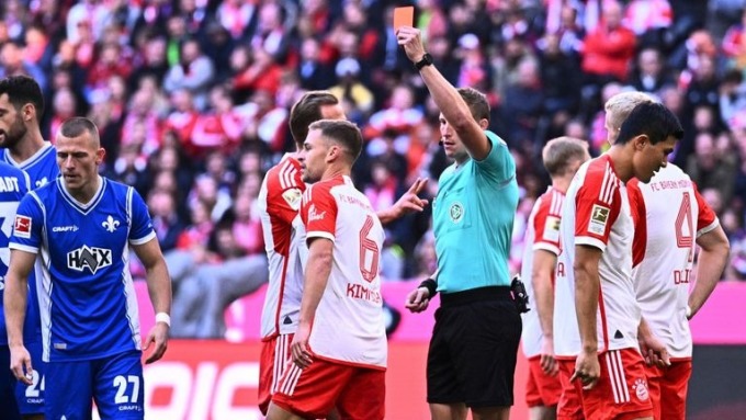 Trọng tài truất quyền thi đấu của Gjasula trong trận Bayern - Darmstadt tối 28/10, trên sân Allianz Arena. Ảnh: Sky Sports