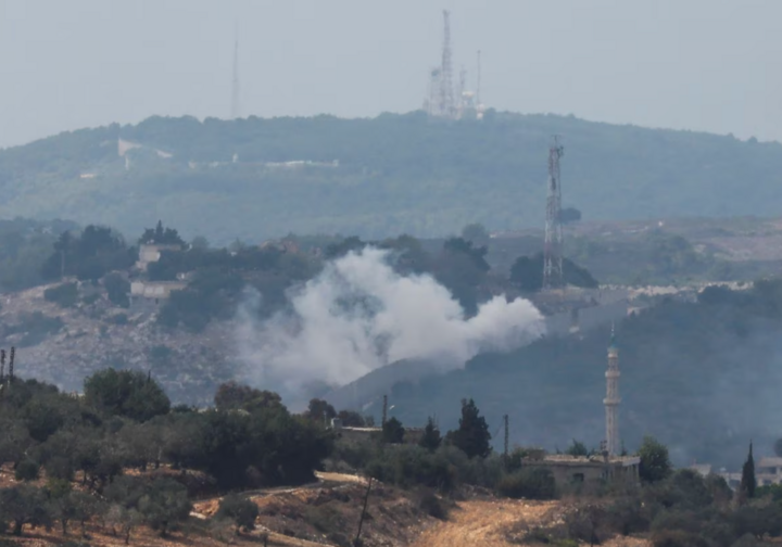 Khói bốc lên từ làng Dhayra sau trận pháo kích của Israel. (Ảnh: Reuters)