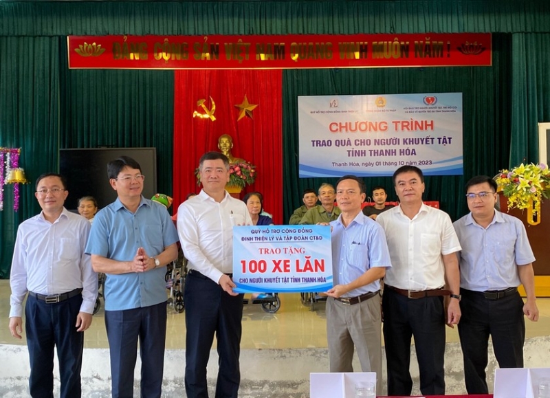 Lễ trao tặng xe lăn cho người khuyết tật tỉnh Thanh Hóa 